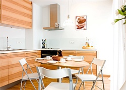 Küchenfronten mit Holz-Furnier (Foto: Initiative Furnier + Natur (IFN) / Ursula Maier Werkstätten)