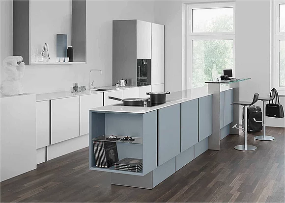 Hochwertig: attraktiver Farb-Mix in Polarweiß und Steingrau. Die Arbeitsflächen sind aus pflegeleichtem Quarzwerkstoff. (Foto: Arbeitsgemeinschaft Die Moderne Küche e.V. (AMK))