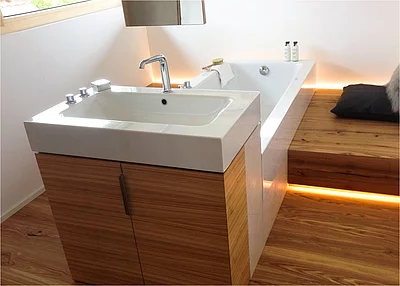Den Mittelpunkt des Bads bildet eine Spezialanfertigung aus der freistehenden Badewanne BetteOne Relax Highline und dem Waschtisch BetteOne, die vom Design-Büro Tesseraux und Partner entworfen wurden. (Foto: BETTE GmbH & Co. KG)