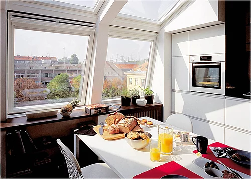 Bereits beim Frühstück den Blick in die Ferne schweifen lassen: Die großzügigen Dachfenster ermöglichen einen schönen Ausblick und bringen viel Tageslicht in die Küche. (Foto: Velux Deutschland GmbH)