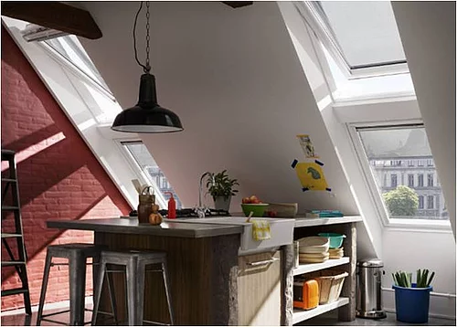 Rustikaler Charme mit Holzbalken und sichtbaren Ziegelsteinen prägen diese Küche. (Foto: Velux Deutschland GmbH)