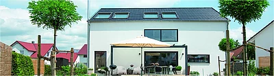 Die moderne WeberHaus-Architektur lädt mit einer offenen Wohnraumgestaltung und hellen, lichtdurchfluteten Räumen sofort zum Wohlfühlen ein. (Foto: WeberHaus GmbH & Co. KG)