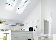 Eine offene Küche ist der perfekte Platz, um mit der Familie Zeit zu verbringen. Die Velux Dachfenster fluten das Dachgeschoss mit natürlichem Licht und schaffen eine heitere Stimmung. (Foto: Velux Deutschland GmbH)