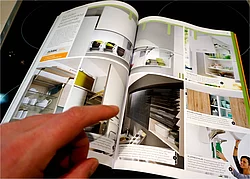 Vor dem Küchenkauf lohnt es sich, Kataloge und Prospekte zu wälzen, um sich einen Überblick über die aktuellen Trends und Küchenstile zu verschaffen. (Foto: haus-experten.org)