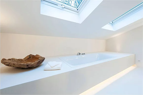 LED-Lichtlinien lassen sich beispielsweise unterhalb einer Badewanne einplanen. (Foto: Wahl GmbH)