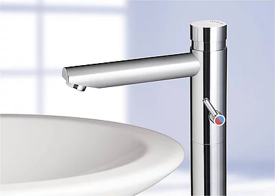 Metrix, die neue Selbstschlussarmatur aus dem Hause Benkiser, gibt es in zwei Bauhöhen und drei Ausladungen, z. B. als hohes Modell für einen Aufsatzwaschtisch. (Foto: Benkiser Armaturenwerk GmbH, Burglengenfeld)