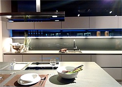 Moderne LED-Küchenbeleuchtung (Foto: haus-experten.org)