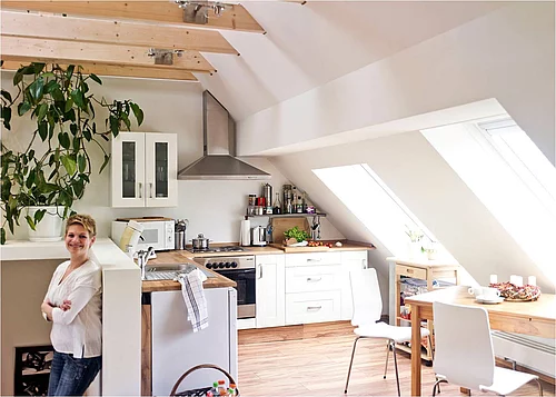 Diese Küche entstand beim Dachausbau einer historischen Doppelhaushälfte in Bochum. Auf 70 m² bilden Wohnbereich, Küche, Bad, Schlafzimmer und Arbeitsplatz eine gemütliche Wohnküche im Dachgeschoss. (Foto: Velux Deutschland GmbH)