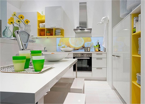 Weißtöne lassen sich auch sehr gut frischen Spektralfarben kombinieren. Die Küche erstrahlt so in einem ansprechend freundlichen Gestaltungsmix. (Foto: Arbeitsgemeinschaft Die Moderne Küche e.V. - AMK)