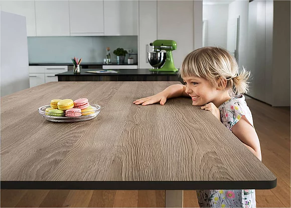 Arbeitsplatte in sehr authentisch und wohnlich wirkender Massivholz-Optik, wie hier klassisch-geplankt im Trendmaterial No. 1 Eiche. (Foto: Arbeitsgemeinschaft Die Moderne Küche e.V. (AMK))
