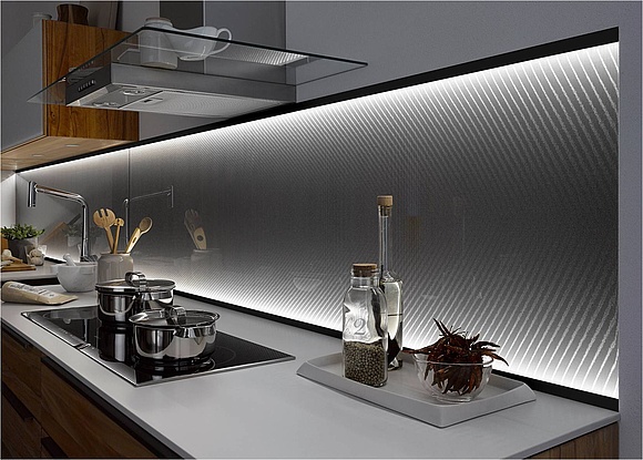 Lichtstrukturglas erweitert optisch die Tiefe der Küchenwand. (Foto: Flachglas MarkenKreis GmbH)