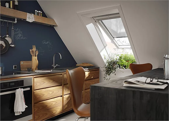 Eine Tafelfrückwand wirkt in einer hellen Küche (hier: Velux Dachfenster) spielerisch und lädt zum bekritzeln ein. (Foto: Velux Deutschland GmbH)