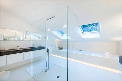 Durch eine geschickte Korrektur des Grundrisses schuf Innenarchitekt Matthias Freimuth ein 18 Quadratmeter großes Badezimmer unter einer Dachschräge. (Foto: wahl livinghouse)