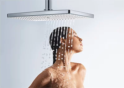 Die Kopfbrausen des Hansgrohe Rainmaker Select 460 verwöhnen mit unterschiedlichen Strahlarten. Zudem bestechen sie durch eine neue Oberfläche aus hochwertigem weißem Glas. (Foto: Hansgrohe SE)