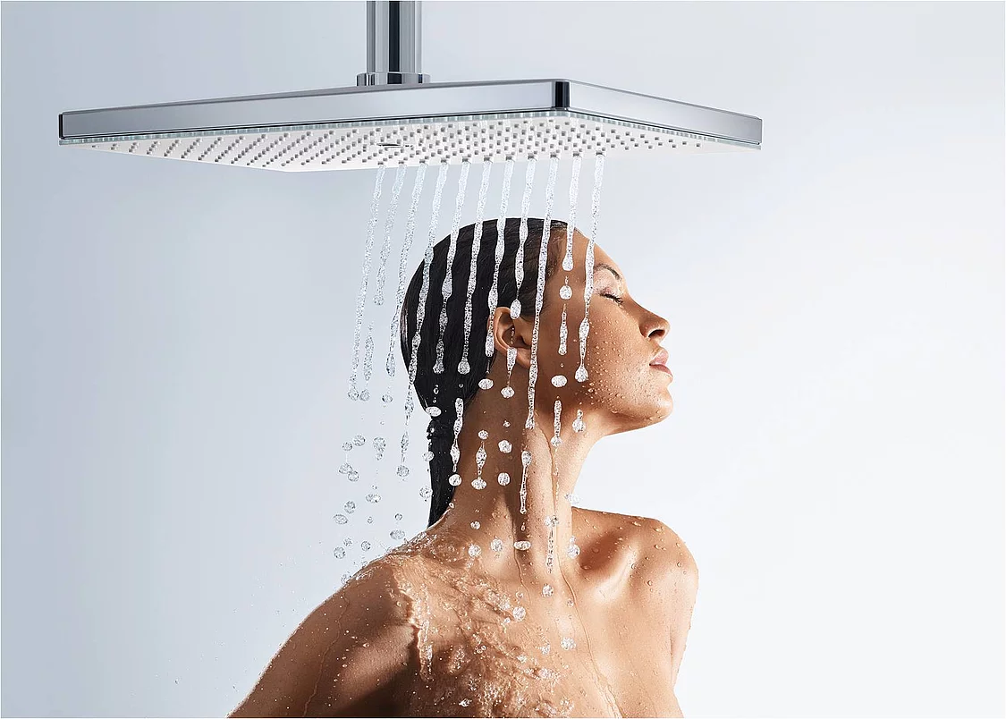 Rainmaker Select Kopfbrausen spenden großflächigen Regen unter Glashimmel