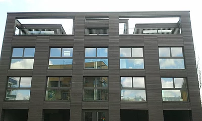 Nach dem erfolgreichen IBA-Modellprojekt wollen die IBA Hamburg GmbH und SchwörerHaus das Fertig-Mehrfamilienhaus nun diese nachhaltigen Smart Price Häuser in Serie anbieten. (Foto: haus-experten.org)