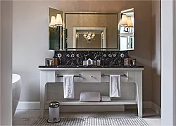 Von Hansgrohe SE mit der Axor Montreux-Kollektion ausgestattetes Luxus-Badezimmer im „Weissenhaus Grand Village Resort & Spa“. (Foto: Hansgrohe SE / Soenne Fotodesign)