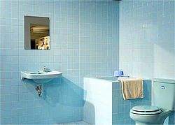 Typisches Bad aus den 70er Jahren mit heute wenig beliebter Farbgebung und sehr einfacher Funktionsausstattung. (Foto: Hansgrohe SE / KARLHUBERFOTODESIGN)