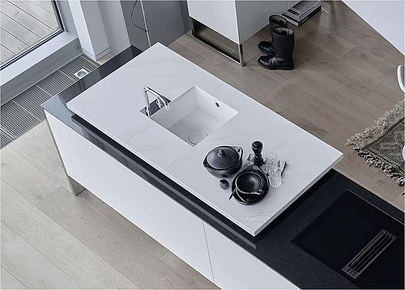 Modular konzipierte Design-Arbeitsplatte in Marmor-Naturstein-Optik. (Foto: Arbeitsgemeinschaft Die Moderne Küche e.V. (AMK))