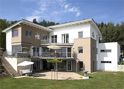 Ein modernes Holz-Fertighaus wird durch ein "Universal Design" den Wünschen und Gewohnheiten aller Bewohner gerecht. (Foto: BDF/Wolf System)