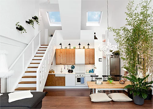 Die offene Küche und der angrenzende Wohn- und Essbereich laden zum gemeinsamen Kochen ein. Durch den Verzicht auf Zwischendecken kommt der ehemalige Heuboden besonders gut zur Geltung. (Foto: Velux Deutschland GmbH)
