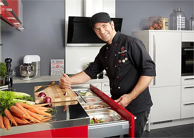 Ole Plogstedt von den Kochprofis hat mit Küche&Co und BOSCH eine besonders praktische und innovative Küche entwickelt. (Foto: Küche&Co)