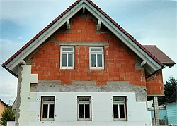 Massivhausbau mit verschiedenen leichten Mauersteinen (hier: Hochlochziegel) (Foto: haus-experten.org)