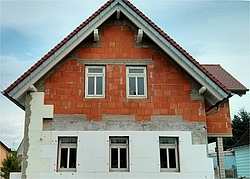 Massivhausbau mit verschiedenen leichten Mauersteinen (hier: Hochlochziegel) (Foto: haus-experten.org)