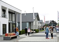Viele verschiedene Massivhäuser-Typen finden sich in Musterhausausstellungen und liefern Bauherren wertvolle Eindrücke für ihr künftiges Zuhause. (Foto: Bundesverband Deutscher Fertigbau e.V.)