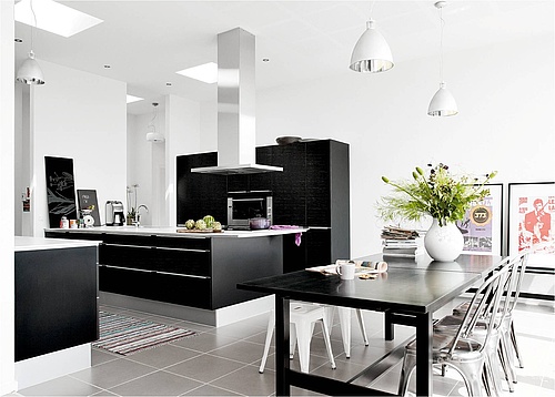 Auch Küchen in Flachdach-Bungalows lassen sich mit den richtigen Tageslichtsystemen freundlich und wohnlich gestalten. (Foto: Velux Deutschland GmbH)