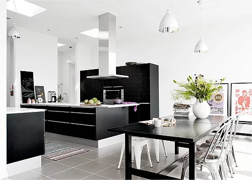 Auch Küchen in Flachdach-Bungalows lassen sich mit den richtigen Tageslichtsystemen freundlich und wohnlich gestalten. (Foto: Velux Deutschland GmbH)