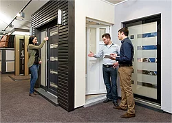 Neben einem Musterhausbesuch gibt es auch Fertighausaustellungen, bei denen man sich von jedem Detail selbst überzeugen kann. (Foto: Bundesverband Deutscher Fertigbau (BDF) / Fingerhut Haus GmbH & Co. KG)