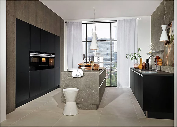 In dieser attraktiven Küche wurden zwei hochwertige Schichtstoffe perfekt miteinander kombiniert - in Marmor-Optik und Schwarz softmatt. (Foto: Arbeitsgemeinschaft Die Moderne Küche e.V. (AMK))