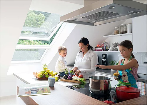 Arbeiten mit scharfen Messern und heißen Herdplatten in der Küche erfordert gutes Licht. Viel Tageslicht schafft zusätzlich eine angenehme Atmosphäre und macht den Dachgeschossraum so attraktiv für die ganze Familie. (Foto: Velux Deutschland GmbH)
