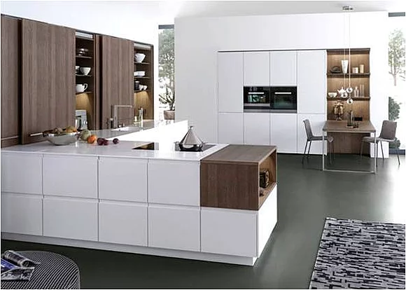 Wohnlich gemütlich und ein Hingucker für die ganze Familie: Eine Küchenrückwand in Holzoptik sorgt für ein gemütliches, wohnliches aber auch modernes Ambiente. (Foto: Arbeitsgemeinschaft Die Moderne Küche e.V. (AMK))