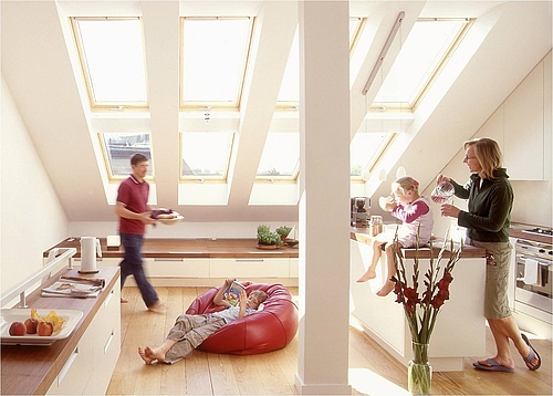 Bei Familien ist die Küche oft der Mittelpunkt des Zusammenlebens. Umso wichtiger ist es dabei, dass das Dachgeschoss dank großzügiger Fensterflächen so hell und lichtdurchflutet ist. (Foto: Velux Deutschland GmbH)