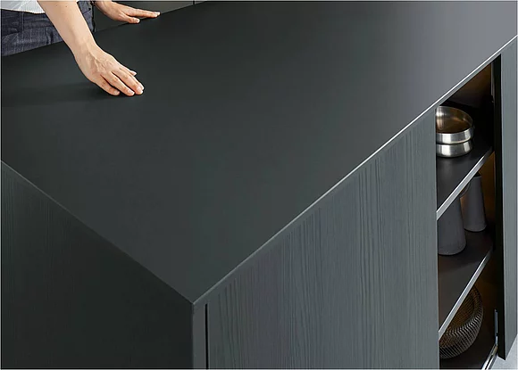 Diese Arbeitsplatte mit mattem Schichtstoff hat eine exquisite Haptik und ist mit einer alltagstauglichen Anti-Fingerprint-Beschichtung versehen. (Foto: Arbeitsgemeinschaft Die Moderne Küche e.V. (AMK))