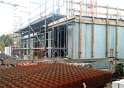 Beim Bauen eines modernen Massivhauses wird auch auf Fertigbauteile zurückgegriffen. (Foto: haus-experten.org)