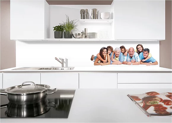 Für Sedia Nischenrückwände kitchenLiner stehen viele Motive und beliebte Unifarben zur Auswahl, selbst das persönliche Lieblingsfoto kann aufgedruckt werden. (Foto: Sedia Küchentechnik)