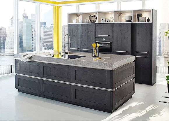 Avantgardistisch: funkelnde Spiegeleinschlüsse verleihen dieser 10 cm starken Steinarbeitsplatte aus Quarzkomposit das gewisse Extra. (Foto: Arbeitsgemeinschaft Die Moderne Küche e.V. (AMK))