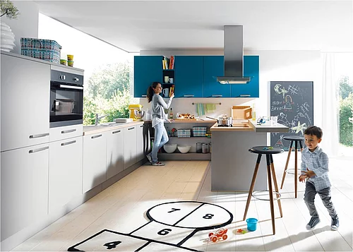 Grautöne in Kombination mit einem weiteren Farbton wie z. B. blau sorgen für ein verspieltes Küchenambiente. (Foto: Arbeitsgemeinschaft Die Moderne Küche e.V. - AMK)