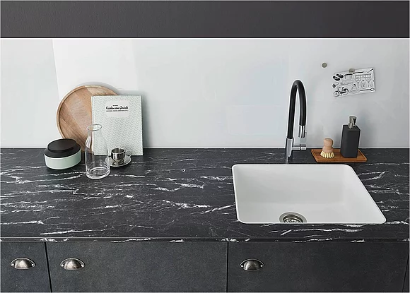 Küchenarbeitsplatte als Laminat-Nachbildung in Marmor-Optik. (Foto: Arbeitsgemein-schaft Die Moderne Küche e.V. (AMK))