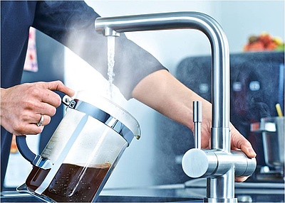 Die neue Heißwasserarmatur Mondial von Franke liefert aus einem Hahn kaltes, warmes und kochendes Wasser – auch gefiltert. Der Edelstahl-Festauslauf ist um 360° schwenkbar. (Franke GmbH)