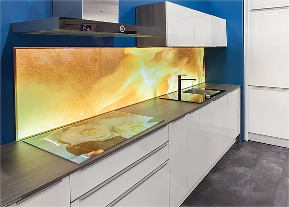 Dekorativ weiterveredelte Gläser eigenen sich sehr gut als Verkleidung der Küchenrückwand (Foto: Bundesverband Flachglas (BF)/Christoph Seelbach - Fotografie für Saint-Gobain Glass)
